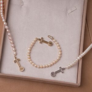 PULSEIRA PÉROLA COM MEDALHA RELIGIOSA
