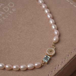 CHOKER PÉROLA E FECHO RELIGIOSO