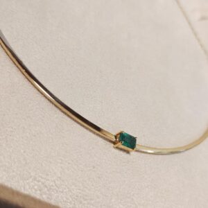 CHOKER MEIO ARO ESMERALDA EM OURO AMARELO