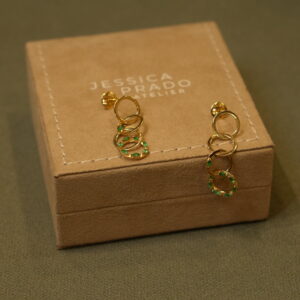 BRINCO ELOS COM ESMERALDA EM OURO AMARELO